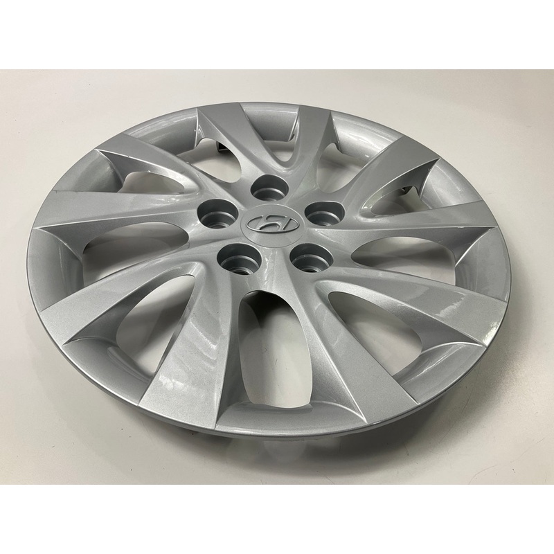 VERY LIGHTLY USED - OEM 52960-3Y100 16'' Wheel Cover Hubcap For 2011-2015 Elantra